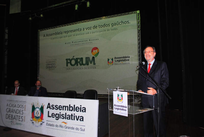 Ministro Miguel Rossetto no Teatro Dante Barone, em Porto Alegre, nesta segunda